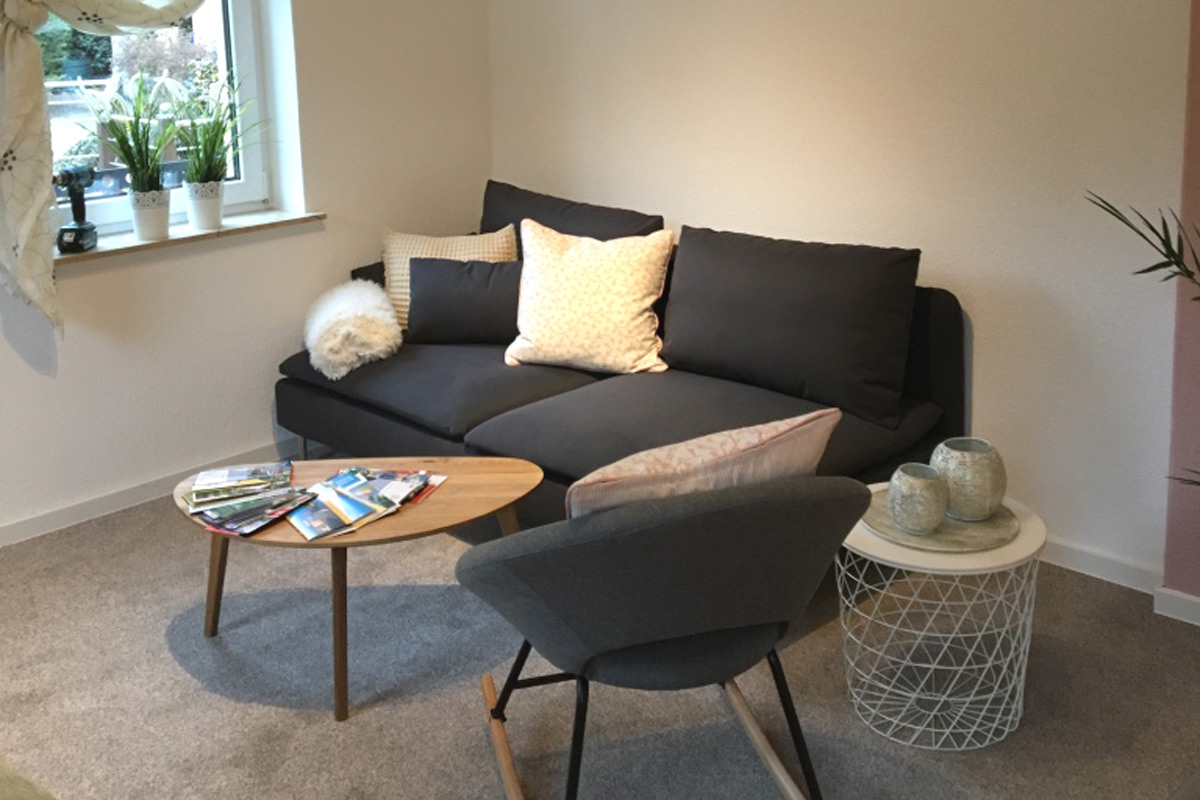 Haus Elbblick in Schmilka - Ferienwohnung Schrammsteinblick - Wohnbereich mit Sofa
